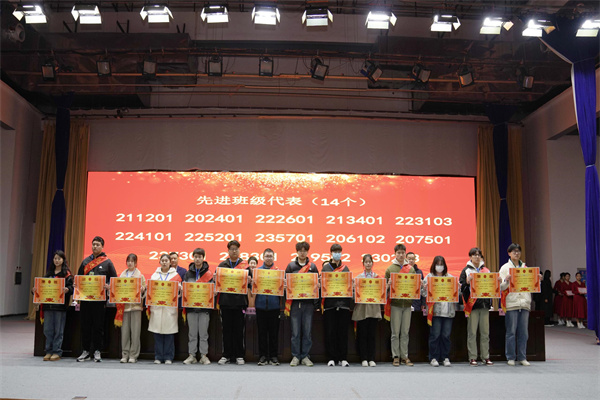 先進(jìn)集體、優(yōu)秀學(xué)生代表領(lǐng)獎(jiǎng).jpg